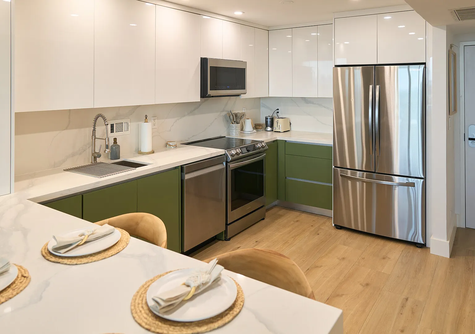 Luxe Palm Retreat Ideal for Monthly Stays in Miami Beach — Photo 2