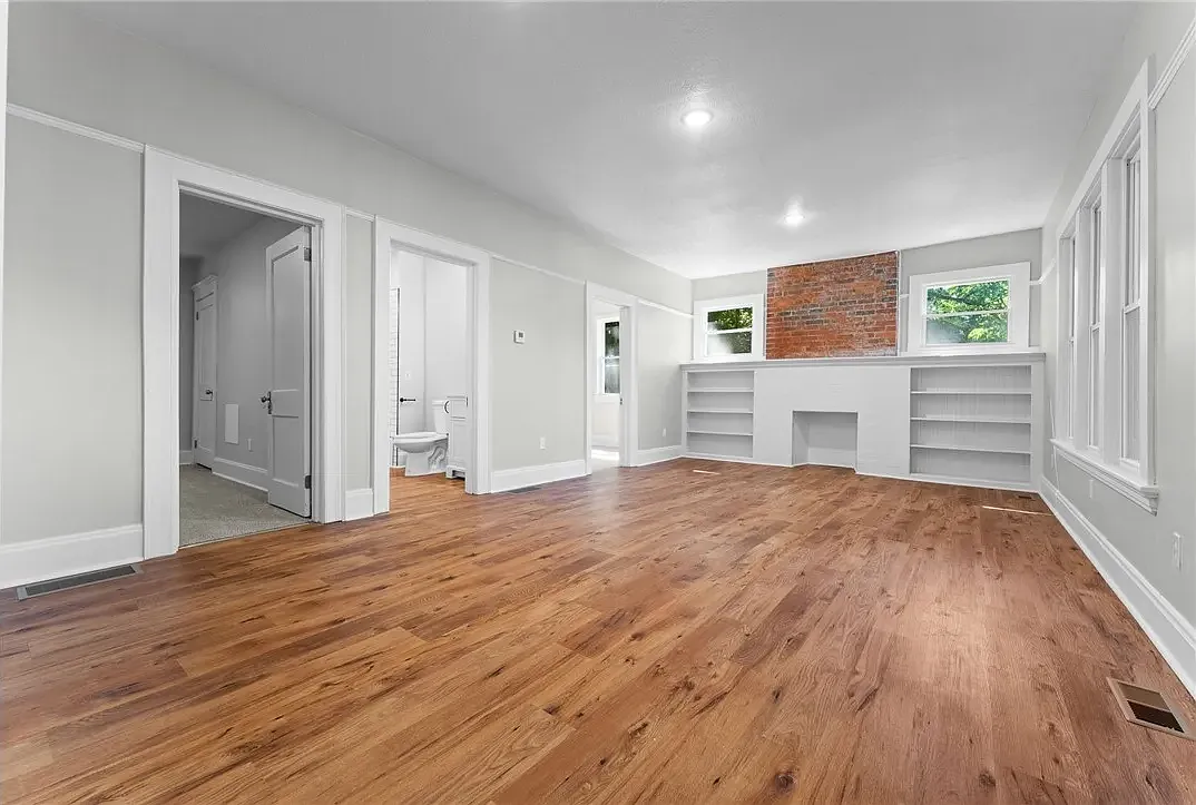 4 bed, 2081 sqft, $2,400 — Photo 3