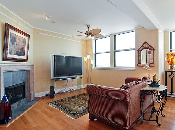 2nd image of 1149 W Sherwin Ave APT L-0