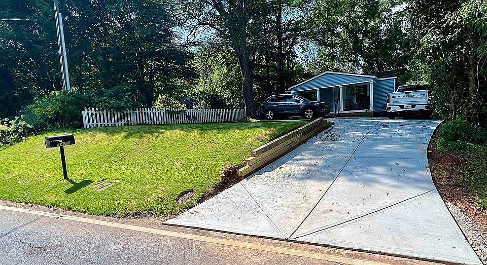 2nd image of 3428 Rockbridge Rd