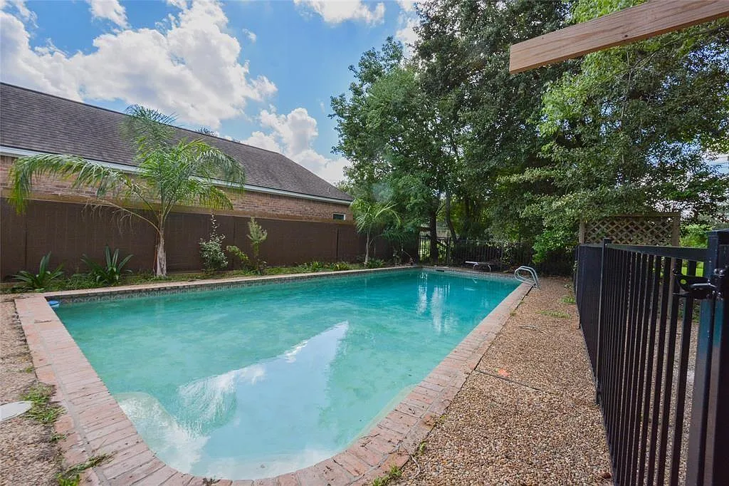 5 bed, 3.5 bath, 4500 sqft, $3,500 — Photo 2