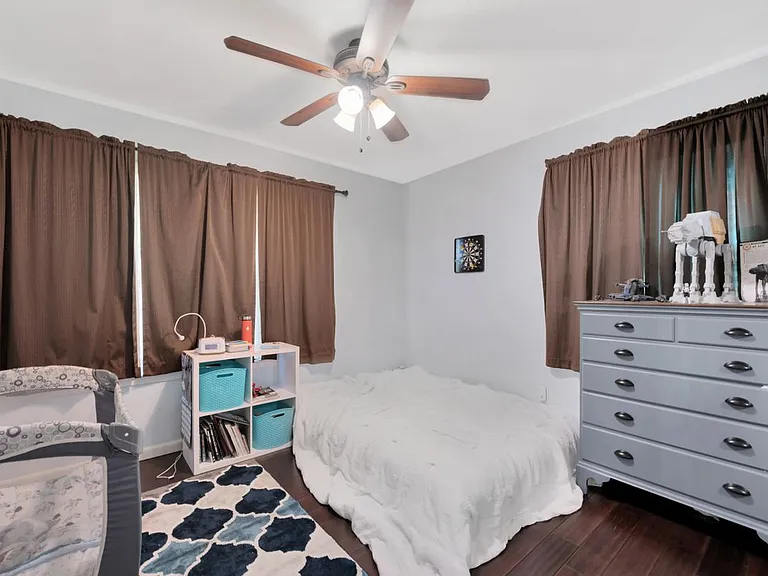1126 Coral Dr — Photo 5