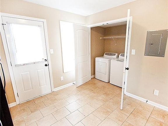 3rd image of 681 Oliver Loop APT B