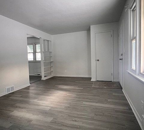 5th image of 2830 Burbank Ave