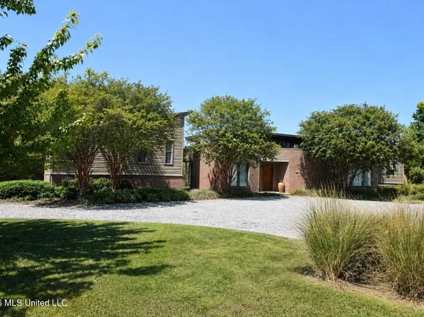 1001 Robert E Lee Dr, Greenwood, MS 38930