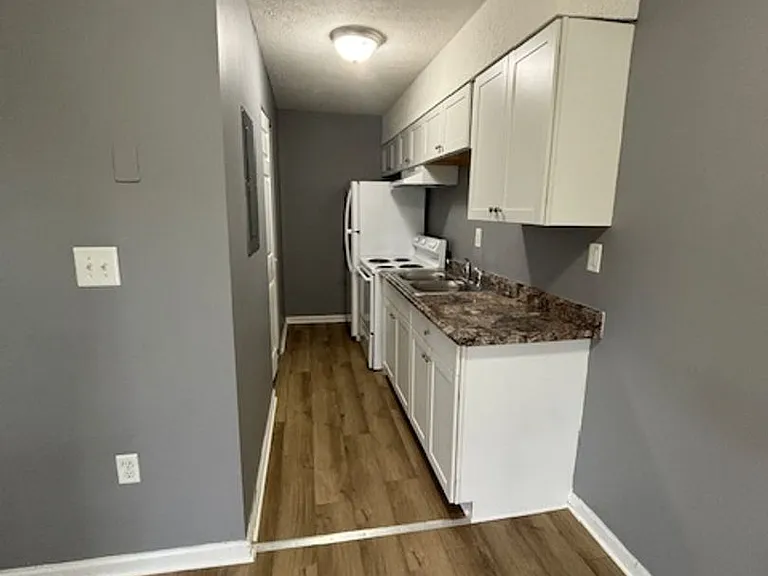 433 Woodcreek Dr — Photo 3