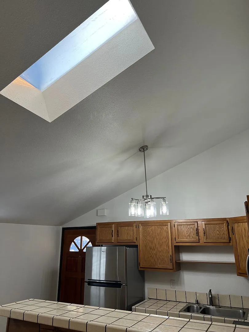 Burlingame 2/1 Remodeled upper unit Ready Now — Photo 3