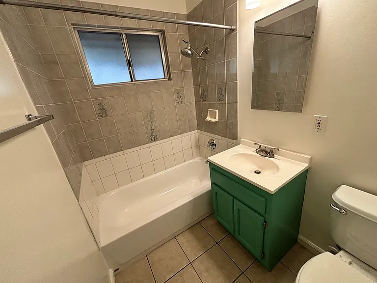 910 E Elk Ave — Photo 14