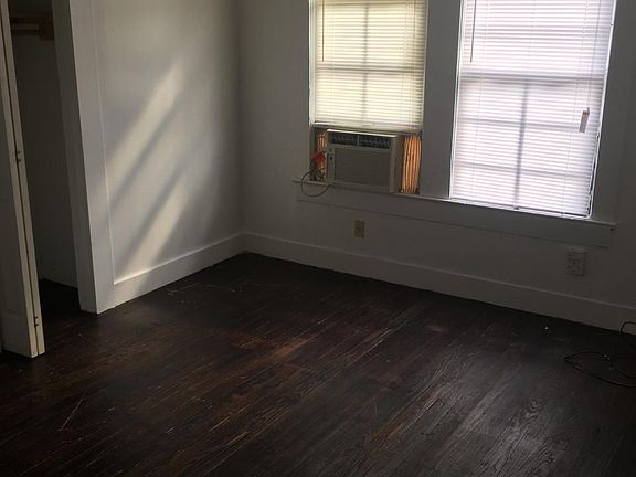 3rd image of 1121 Everett St