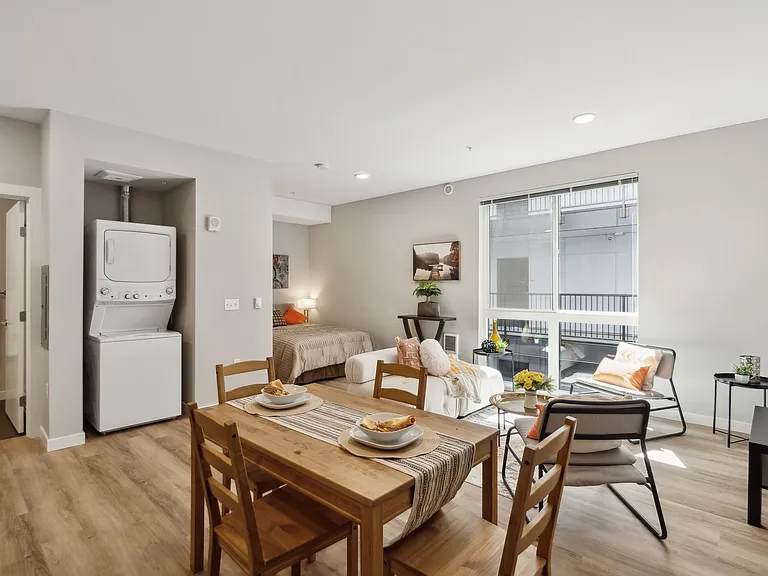 Divine Court Apartments — Photo 44