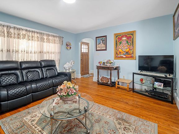5th image of 122 Snowden Avenue