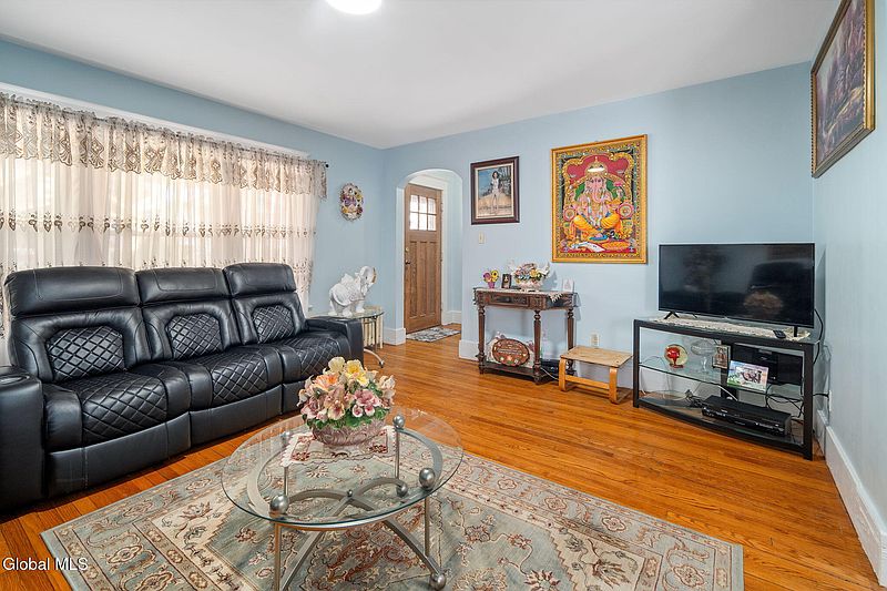 5th image of 122 Snowden Avenue