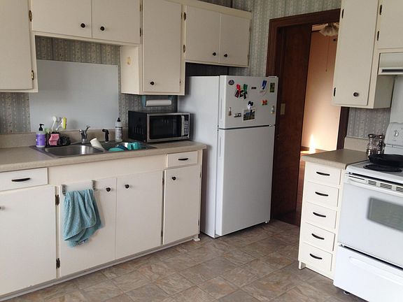 Kitchen _ refrigerator is included