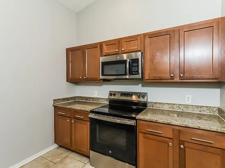 10935 Livingston Dr — Photo 7