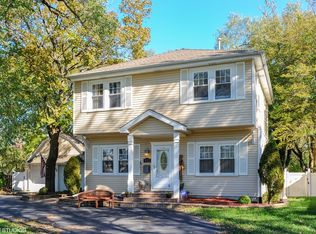 613 Greenwood Rd, Glenview, IL 60025