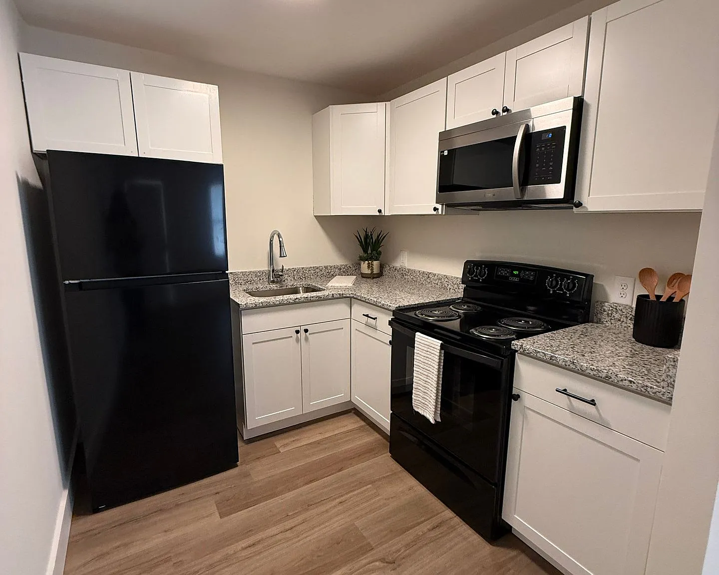 1020 College Ave - Renovated Apartments Available Now! — Photo 2