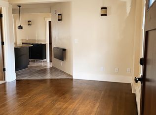 818 NE 42nd St #3, Seattle, WA 98105