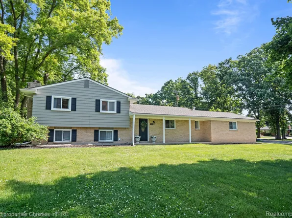 495 Lesdale Dr, Troy, MI 48085