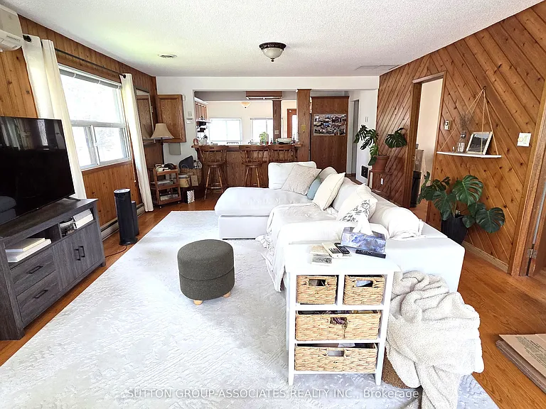 1099 Poplar Rd — Photo 2