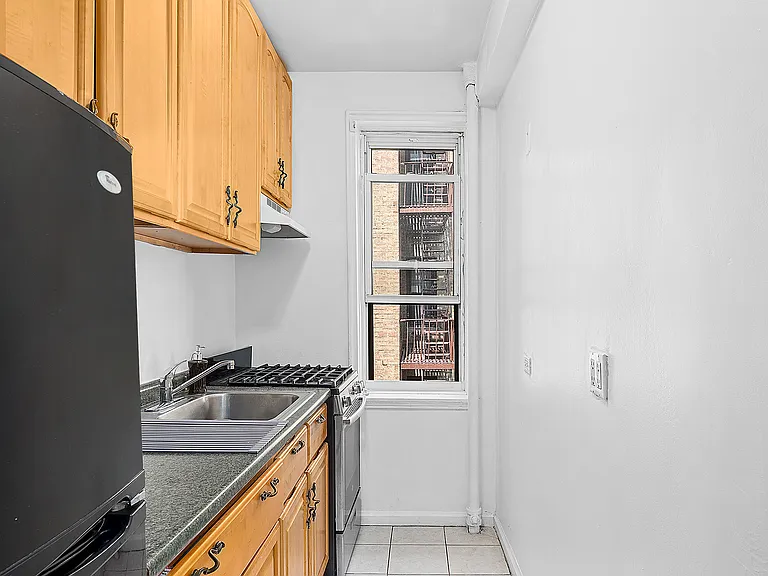 305 W 52nd St #4A — Photo 3