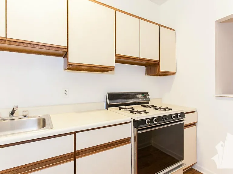 654 W Cornelia Ave #2 — Photo 2