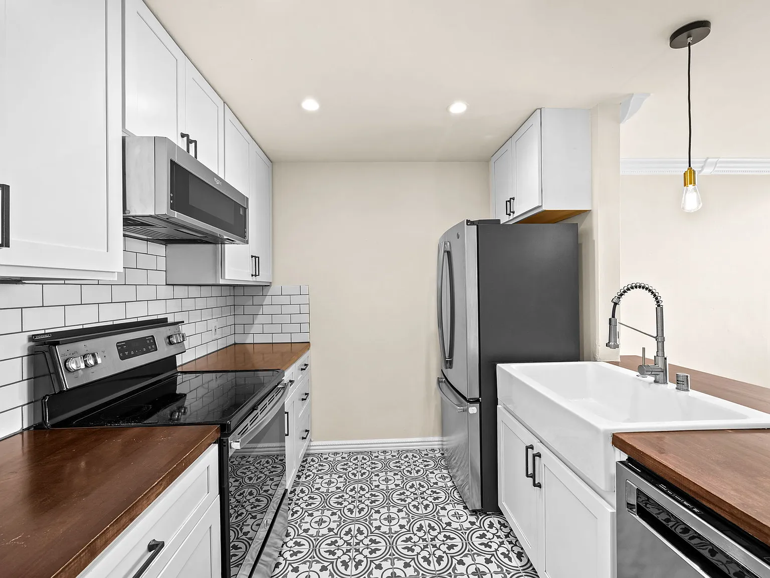 2 bed, 1015 sqft, $3,300 — Photo 3