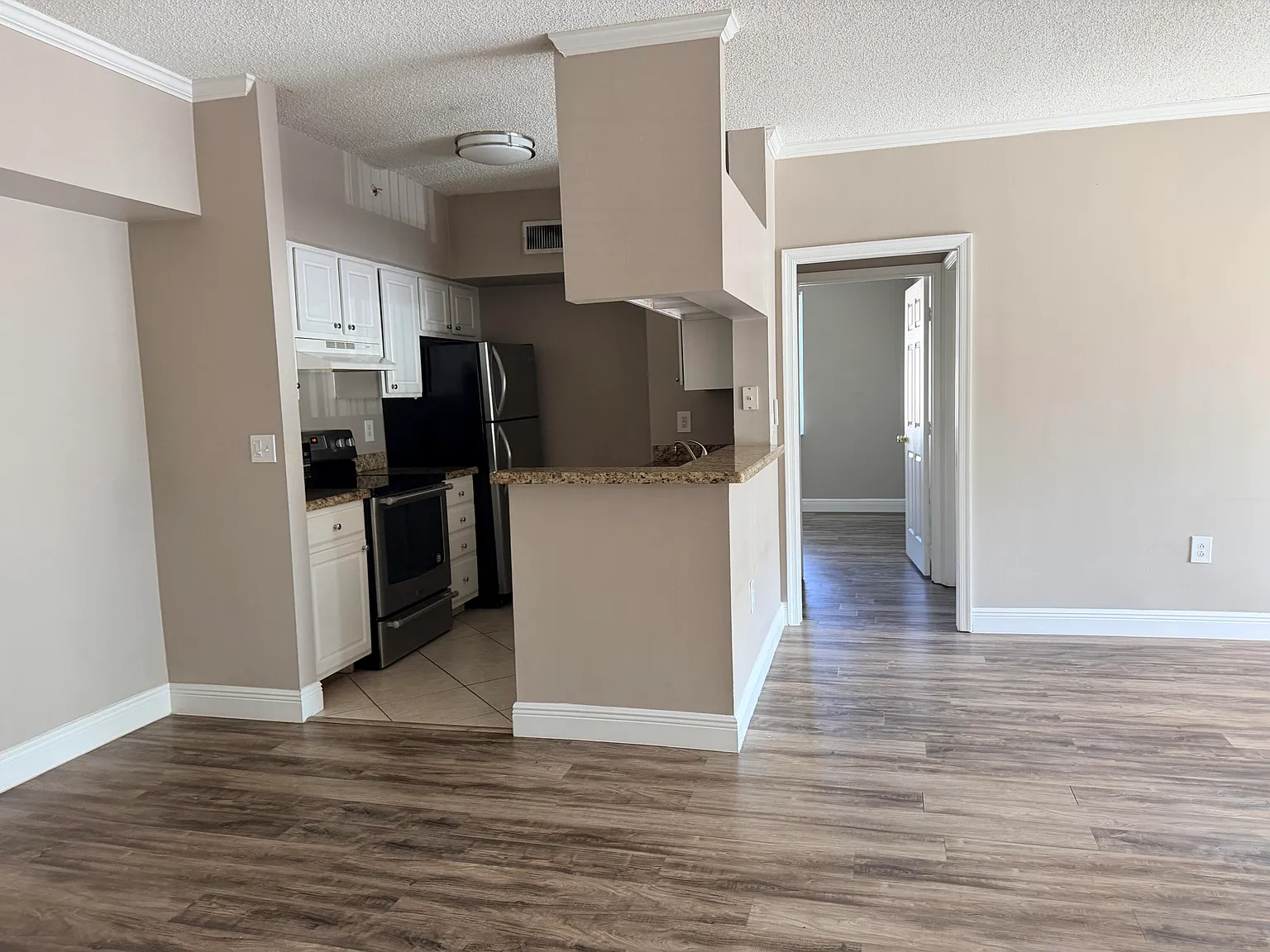 3 bed, 2.0 bath, 1255 sqft, $2,450 — Photo 2