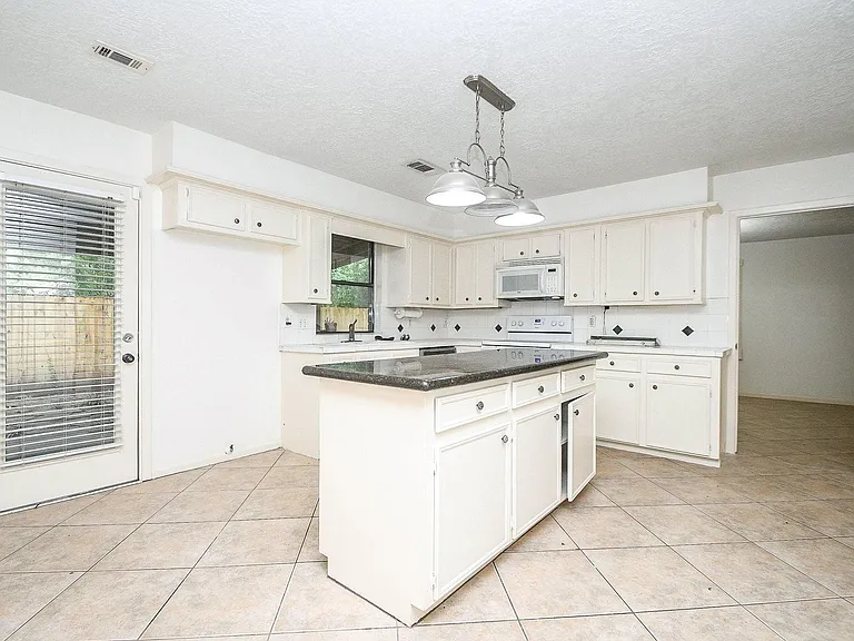 6702 Spring Leaf Dr — Photo 34