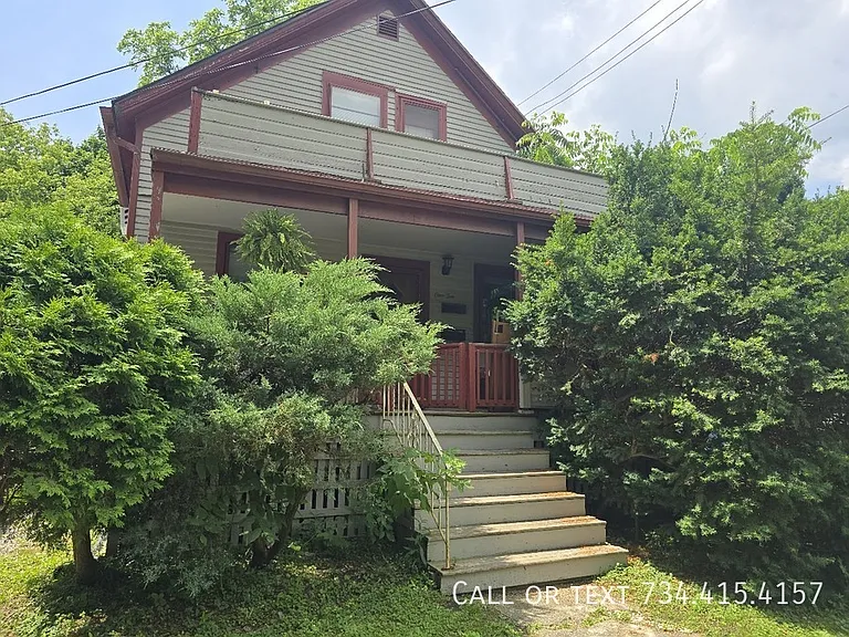 110 E Summit St — Photo 1