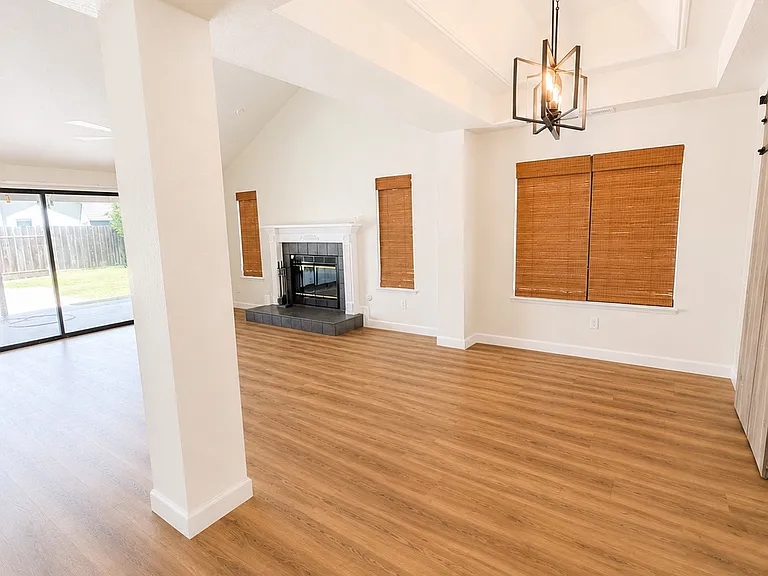 2053 Sheldon Dr — Photo 4