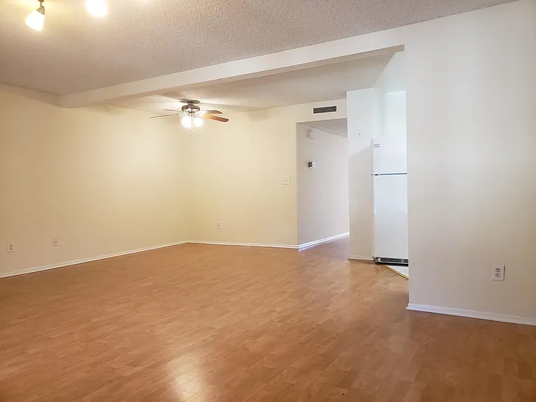 1117 Havenhurst Dr #105 — Photo 2