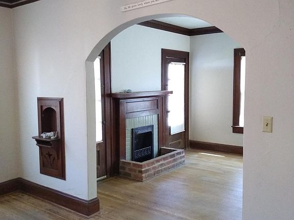 3rd image of 114 Douglas St