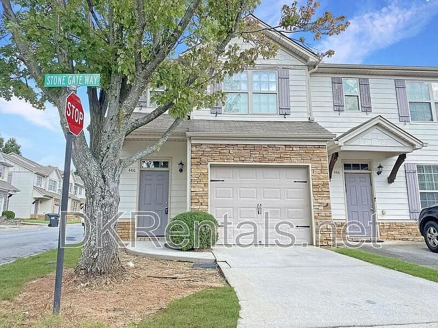 Room in 3 Bedroom Home at Stone Gate Way — Photo 1