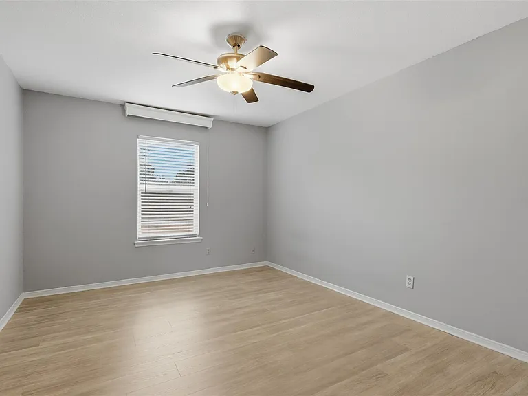 811 Threadneedle St #287 — Photo 15
