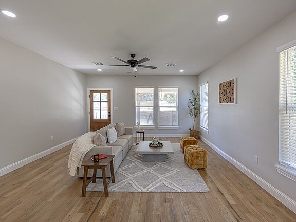 4th image of 1321 E Magnolia Ave