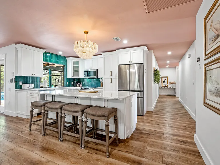 601 E Valley Dr — Photo 2