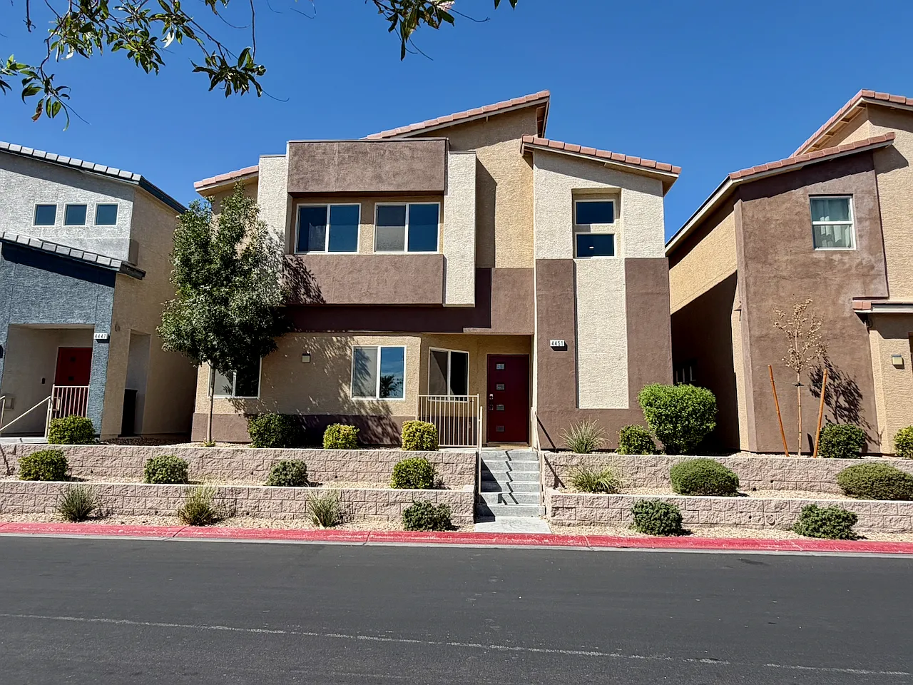 3 bed, 2.5 bath, 2218 sqft, $2,195 — Photo 2