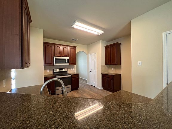 5th image of 541 Harding Ln