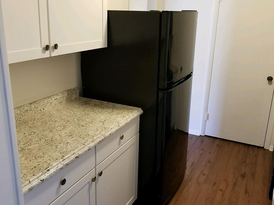 New kitchen cabinets and good work space