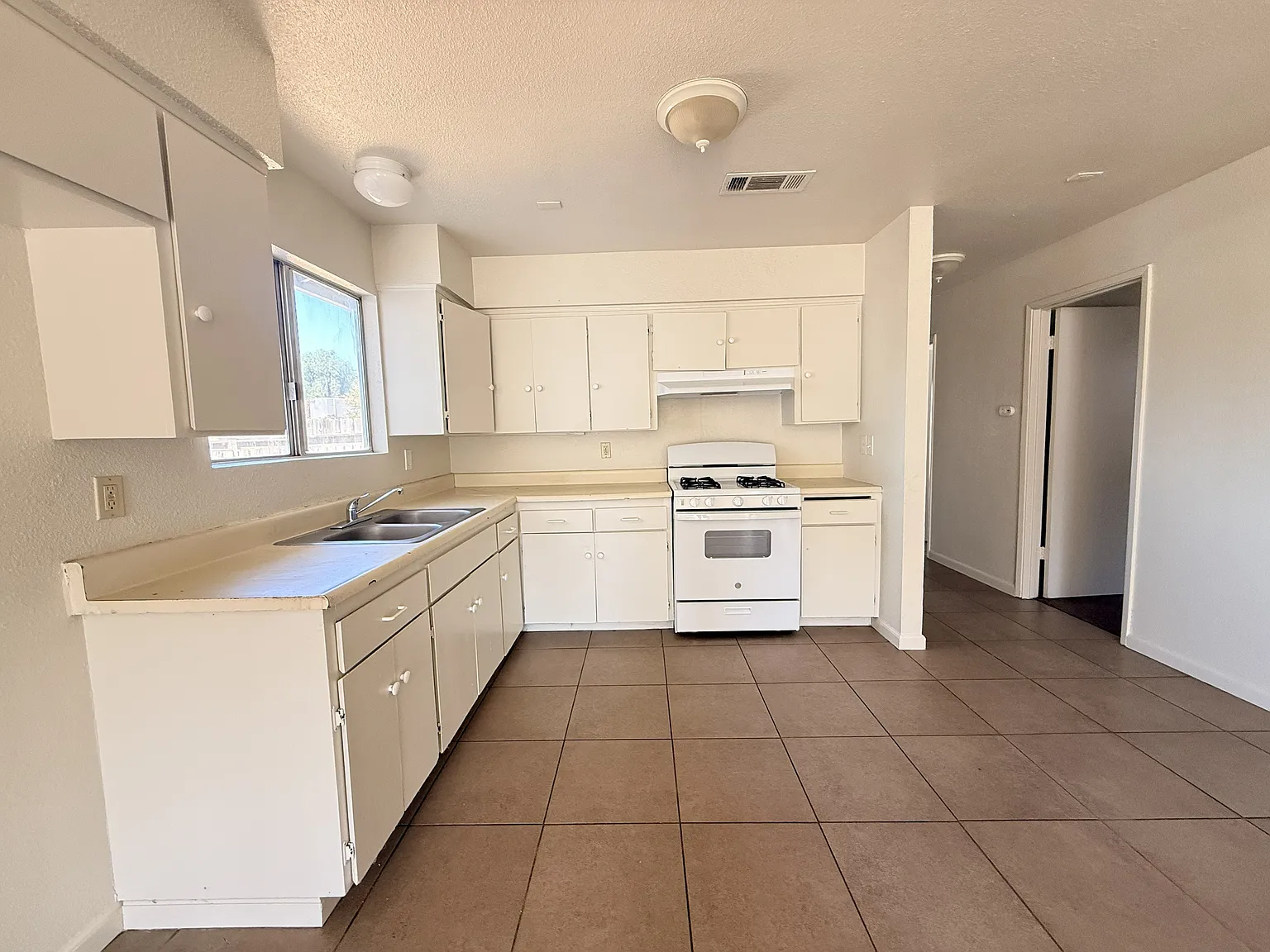 5 bed, 1392 sqft, $2,500 — Photo 4