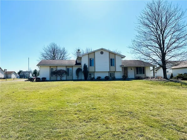 6923 Berry Blossom Dr, Canfield, OH 44406