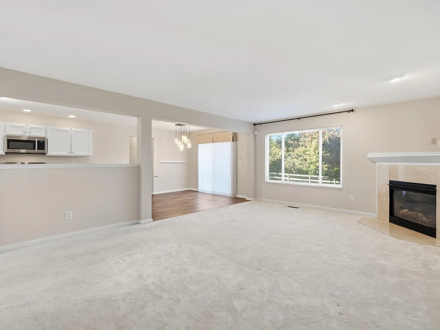 5 bed, 2.5 bath, 2505 sqft, $3,500 — Photo 3