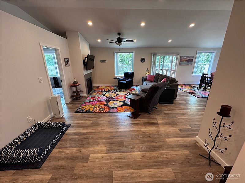 4th image of 118 Pacific Boulevard NW
