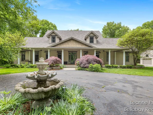 1020 E Woodlawn Ave, Hastings, MI 49058