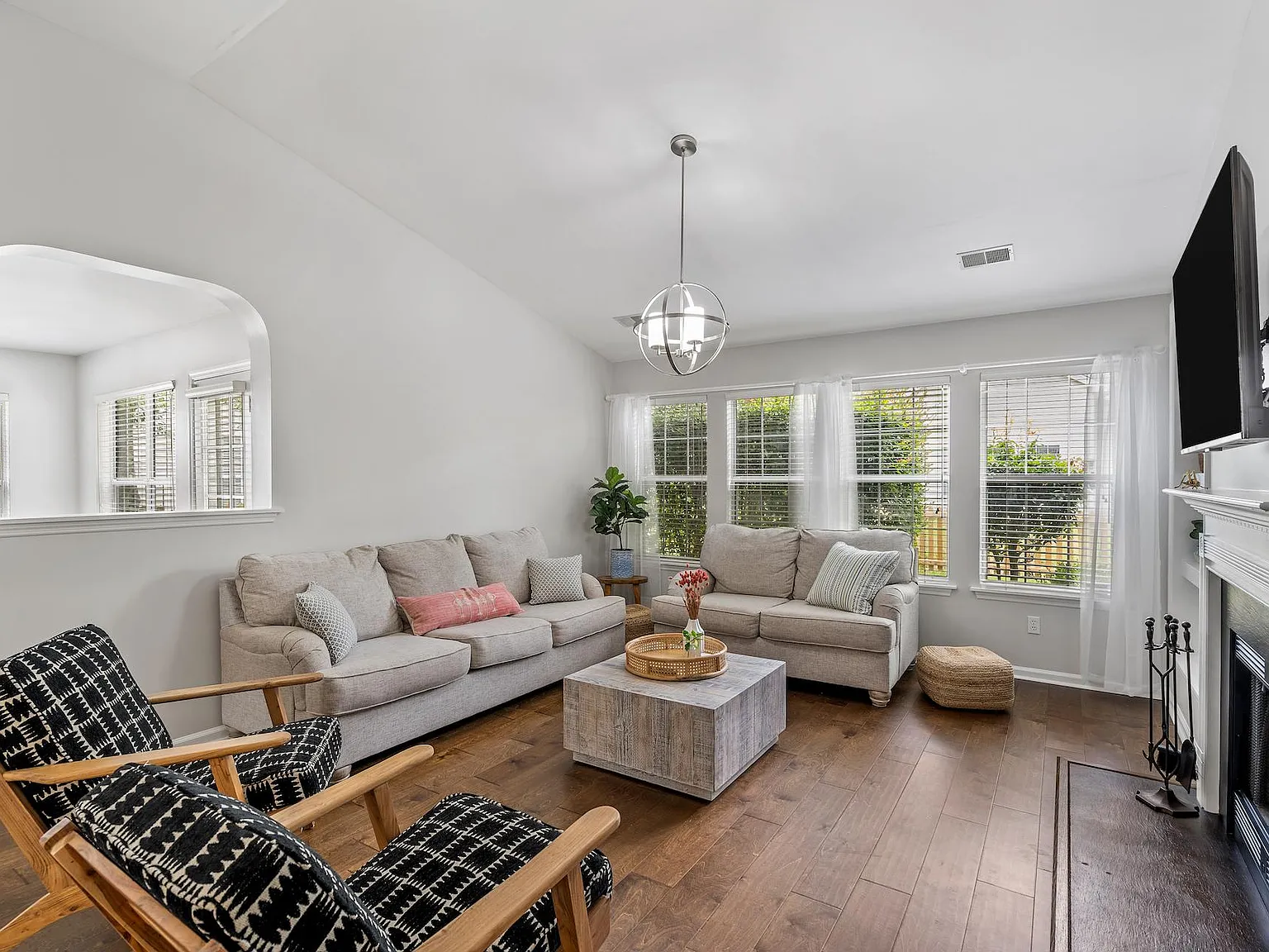 3 bed, 1740 sqft, $4,200 — Photo 2