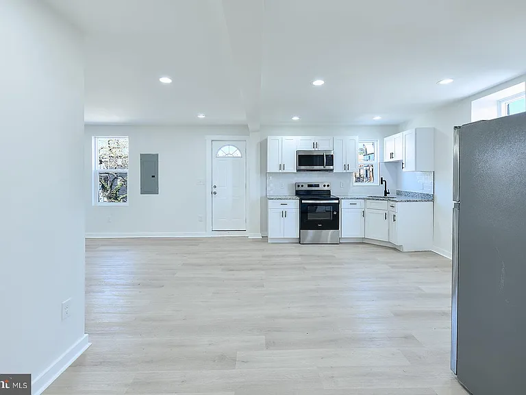 2330 Bryant Ave #4 — Photo 3