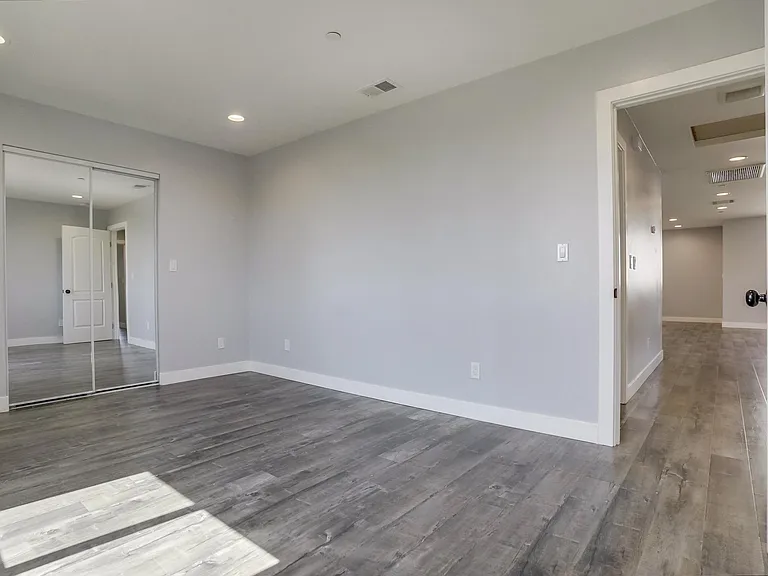 5258 1/2 E Oakland St — Photo 14