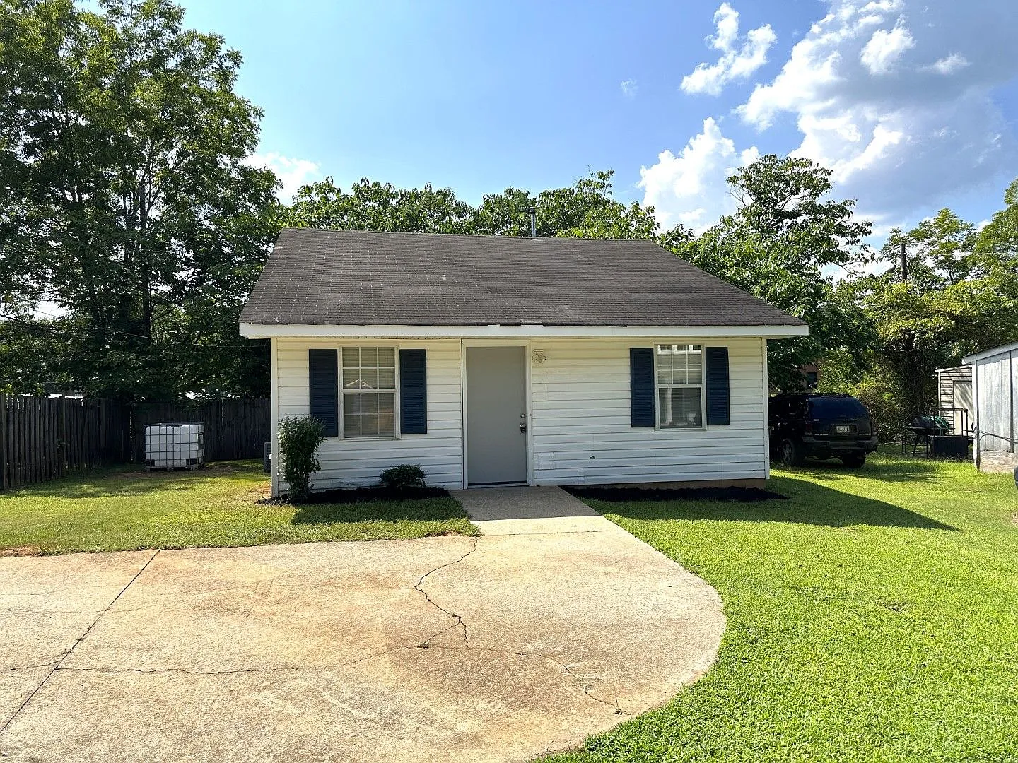 Great location, close to everything, private setting, large rooms, tile floors, huge kitchen, mus... — Photo 3