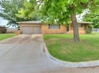 119 Thompson Dr, Moore, OK 73160