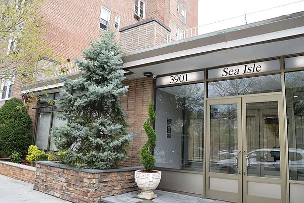 Sold by REMAX Elite | media 30